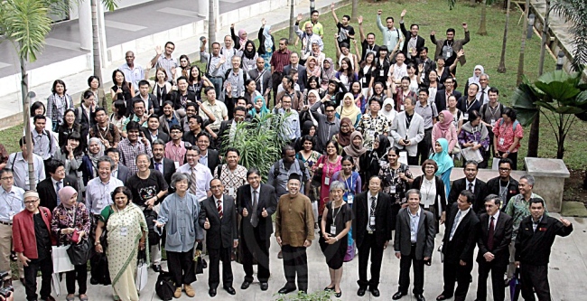 WAHID OMAR (depan, lima dari kiri) bersama ahli akademik dan pengamal bidang perancangan bandar tempatan serta antarabangsa menyertai Kongres Antarabangsa Asian Planning School Association ke-13 di UTM, Johor Bahru, semalam. Utusan/FATHIN SUHAIRA ABD. RAHIM Kredit Foto: Utusan