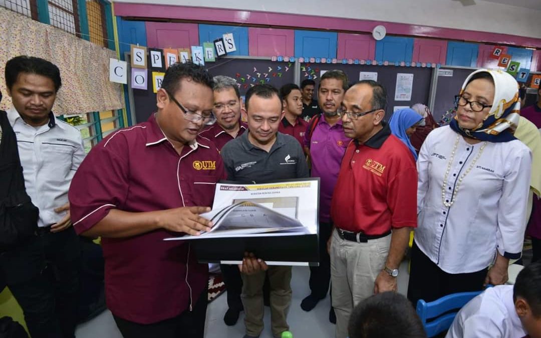 Pelajar Ukur Bahan, FABU laksanakan projek Transformasi Bilik Darjah Pendidikan Abad Ke-21 di Pulau Tanjung Surat, Kota Tinggi